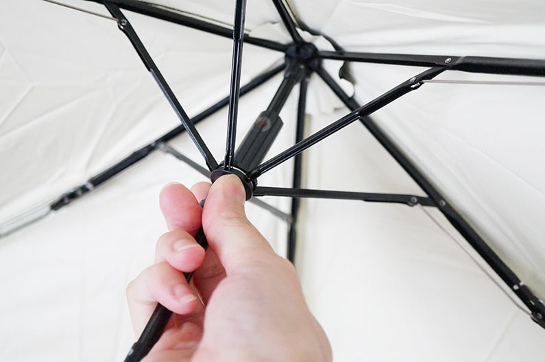 おしゃれな晴雨兼用の折りたたみ傘を紹介。UVカット・遮光率99％以上！
