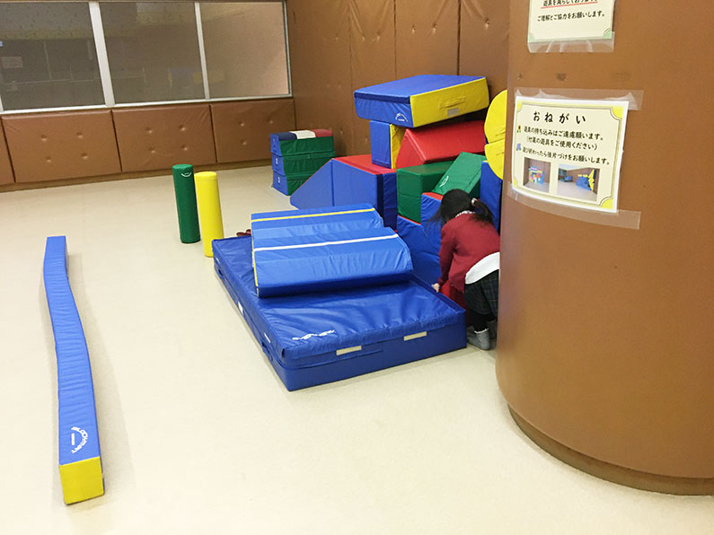 春日井市総合体育館の幼児体育室を紹介。室内の子供の遊び場。